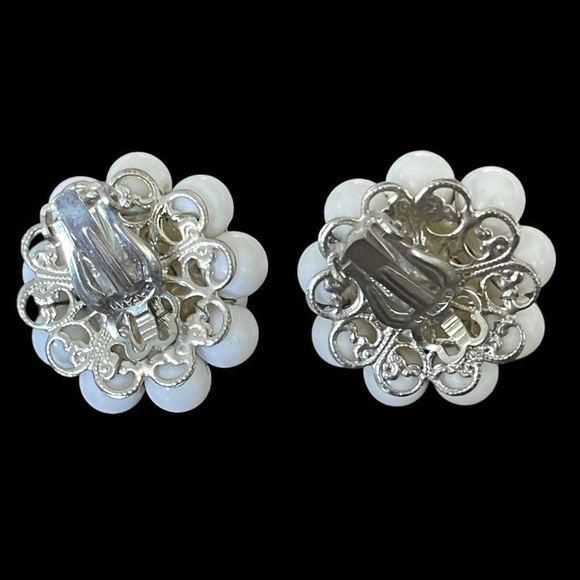 Vintage White Beaded Granny Chic Clip On earrings signed Japan - Picture 2 of 5